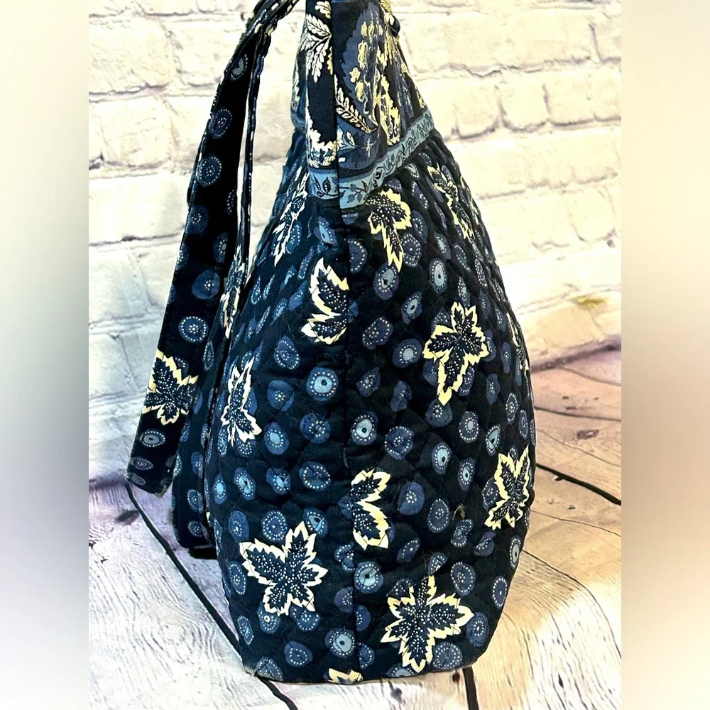 VERA BRADLEY blue Coin Leaf pattern should bag with button closure - Picture 4 of 9